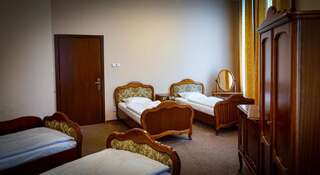 Отель Hotel Polonia Торунь Четырехместный номер-1