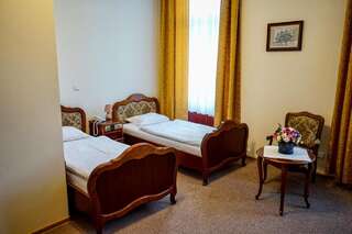 Отель Hotel Polonia Торунь Двухместный номер с 2 отдельными кроватями-1